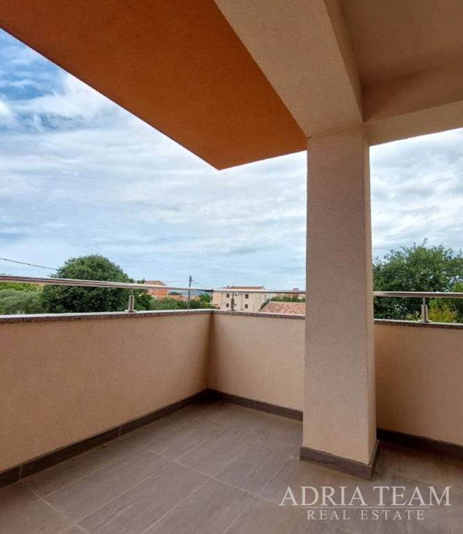 APARTMÁN V NOVOSTAVBĚ S VÝHLEDEM NA MOŘE – BIOGRAD NA MORU