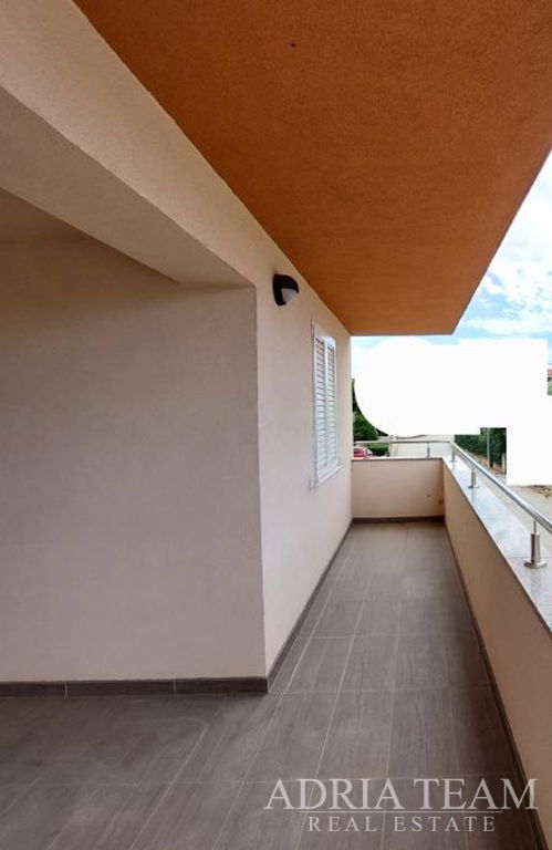 APARTMÁN V NOVOSTAVBĚ S VÝHLEDEM NA MOŘE – BIOGRAD NA MORU