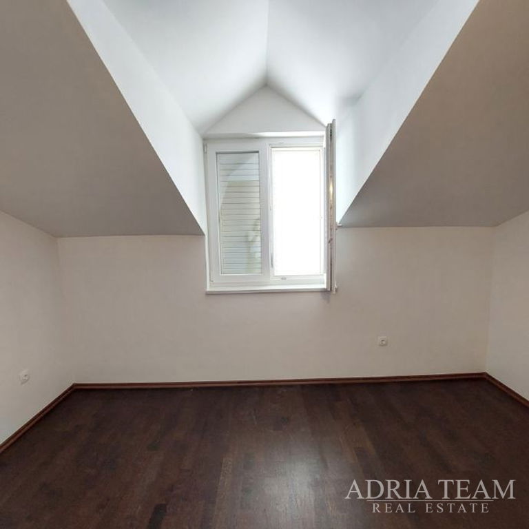 APARTMÁN V NOVOSTAVBĚ S VÝHLEDEM NA MOŘE – BIOGRAD NA MORU