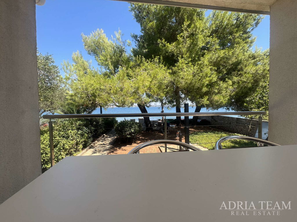 SAMOSTATNÝ DŮM, PRVNÍ ŘADA U MOŘE – TKON, PAŠMAN