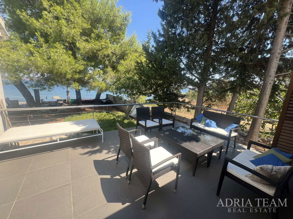 SAMOSTATNÝ DŮM, PRVNÍ ŘADA U MOŘE – TKON, PAŠMAN