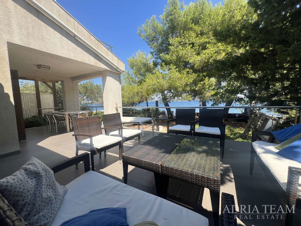 SAMOSTATNÝ DŮM, PRVNÍ ŘADA U MOŘE – TKON, PAŠMAN