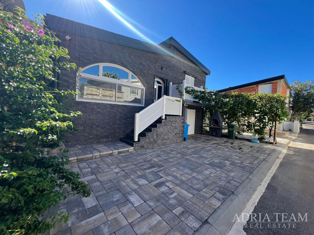 DŮM S VÝHLEDEM NA MOŘE – VIR