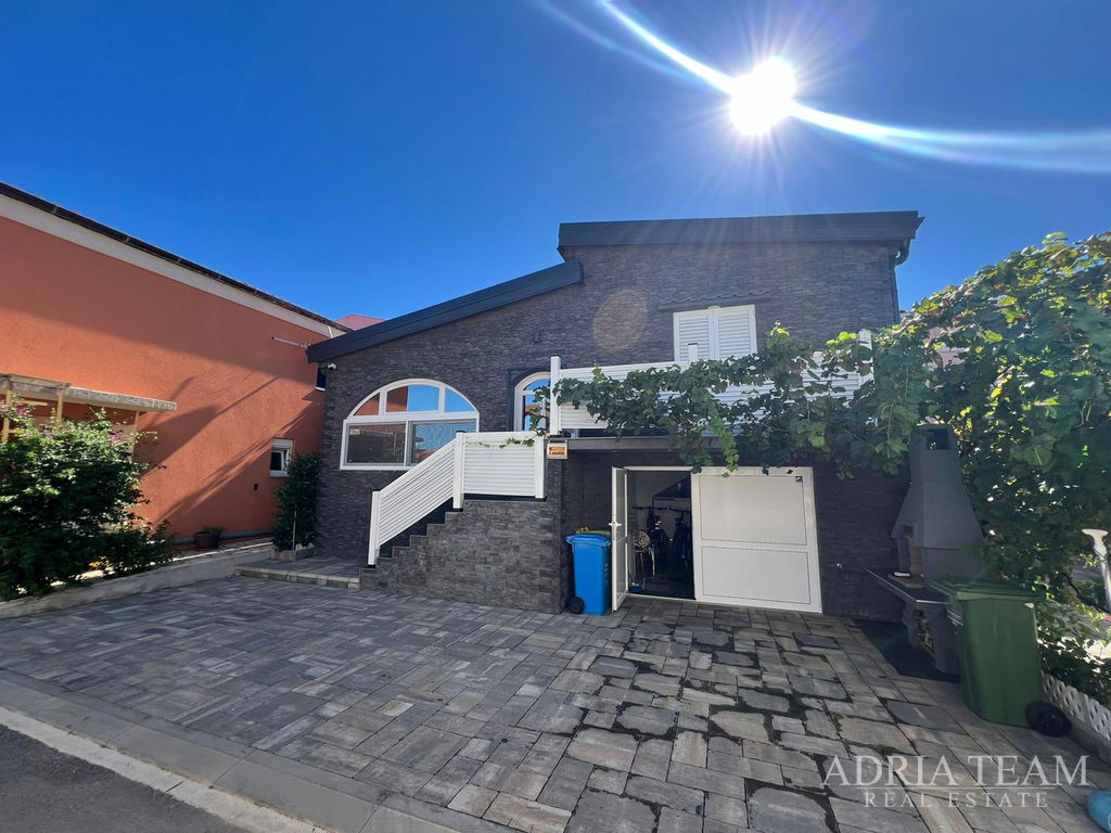 DŮM S VÝHLEDEM NA MOŘE – VIR