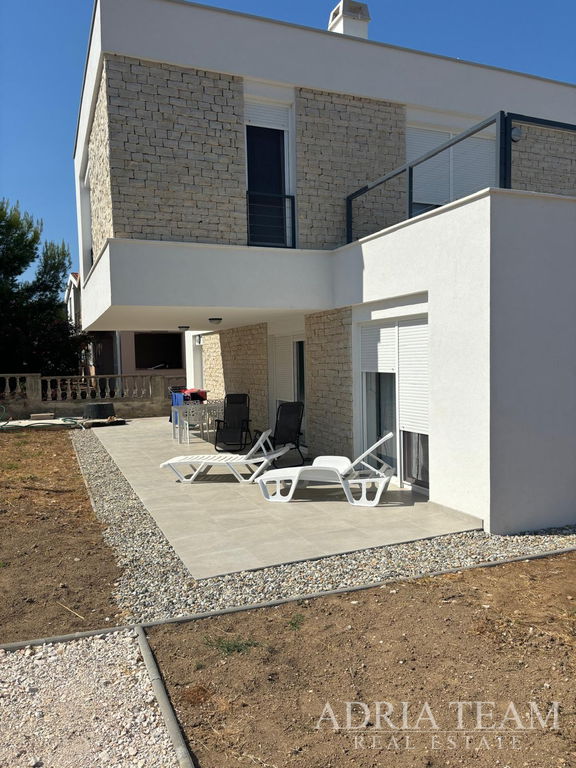 DŮM S GARÁŽÍ A OTEVŘENÝM VÝHLEDEM NA MOŘE A HORY – VIR