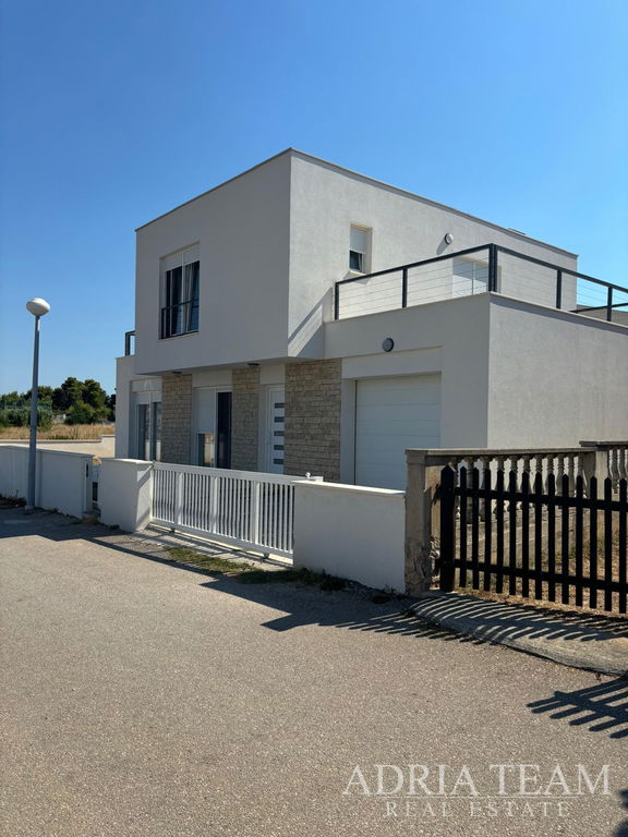 DŮM S GARÁŽÍ A OTEVŘENÝM VÝHLEDEM NA MOŘE A HORY – VIR