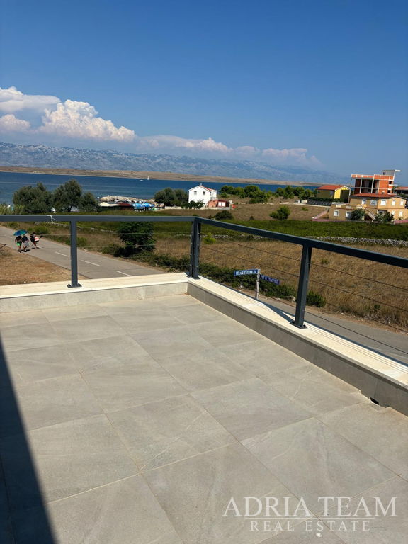 DŮM S GARÁŽÍ A OTEVŘENÝM VÝHLEDEM NA MOŘE A HORY – VIR