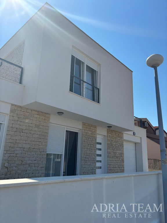 DŮM S GARÁŽÍ A OTEVŘENÝM VÝHLEDEM NA MOŘE A HORY – VIR