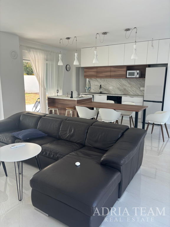 DŮM S GARÁŽÍ A OTEVŘENÝM VÝHLEDEM NA MOŘE A HORY – VIR