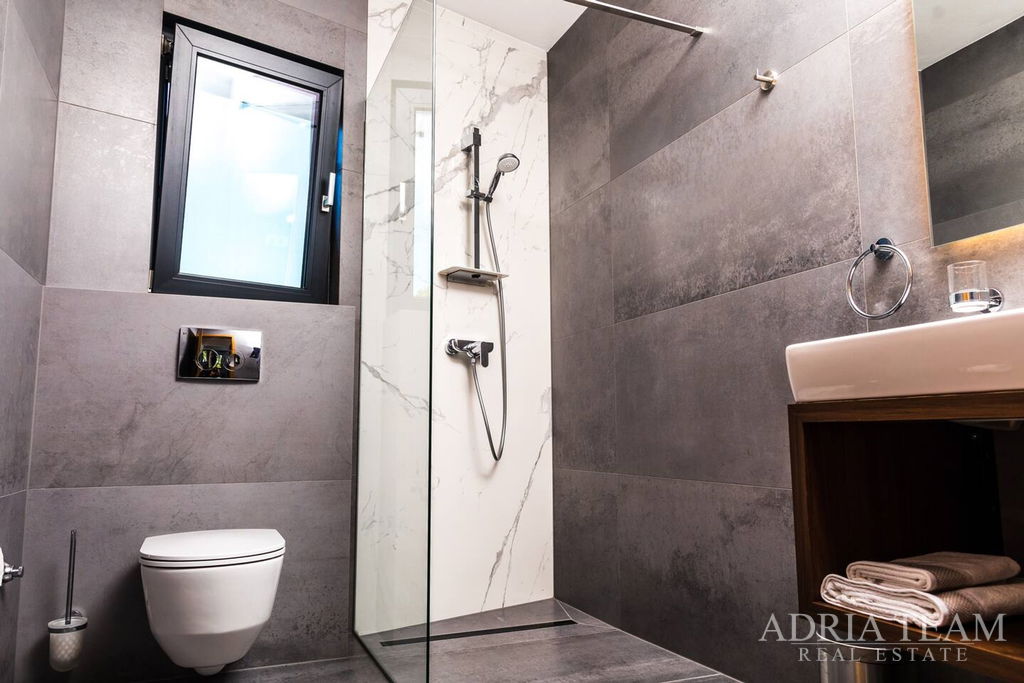 APARTMÁNY V MĚSTSKÉ VILE S BAZÉNEM, 250m OD MOŘE- VIR, ZADAR