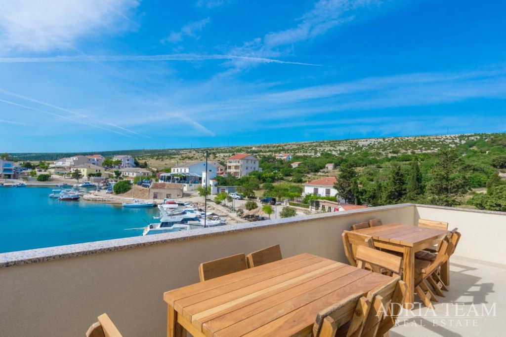 DŮM V PRVNÍ ŘADĚ U MOŘE – ŠIMUNI, OSTROV PAG