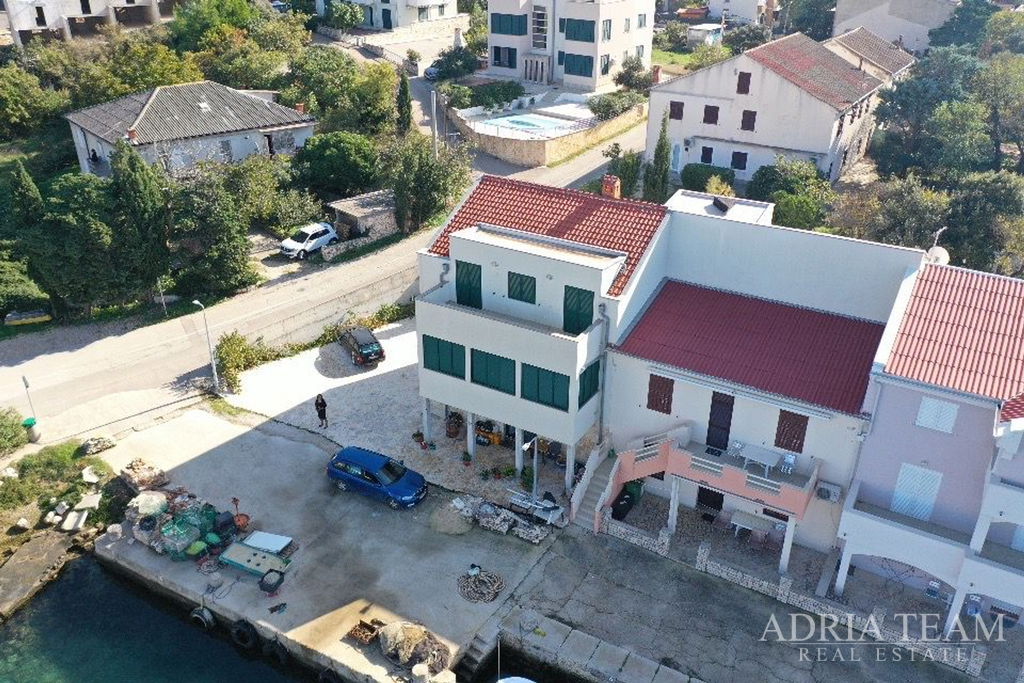 DŮM V PRVNÍ ŘADĚ U MOŘE – ŠIMUNI, OSTROV PAG