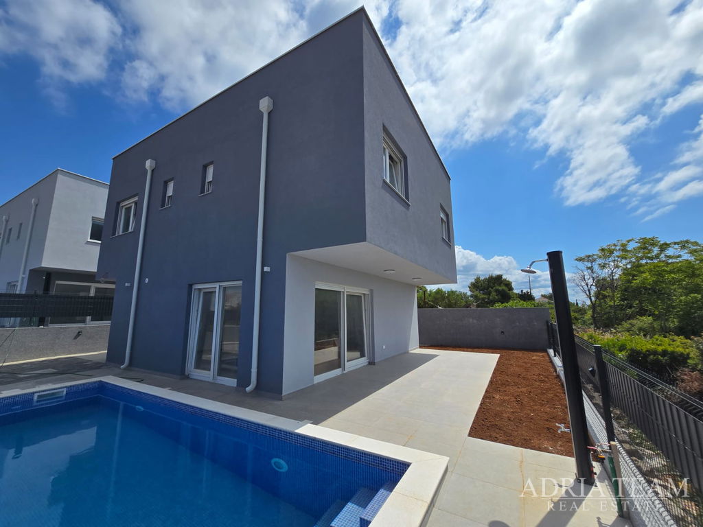 MODERNÍ DŮM S BAZÉNEM - VIR