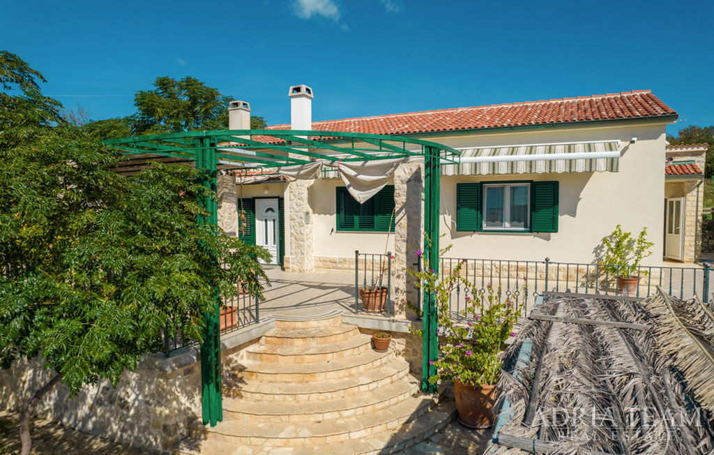 VILA S BAZÉNEM A KRÁSNĚ UPRAVENÝM PROSTORNÝM DVOREM – CASKA, PAG