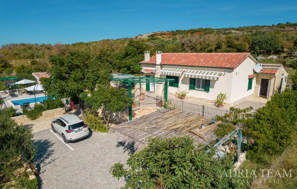 VILA S BAZÉNEM A KRÁSNĚ UPRAVENÝM PROSTORNÝM DVOREM – CASKA, PAG