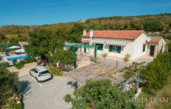 VILA S BAZÉNEM A KRÁSNĚ UPRAVENÝM PROSTORNÝM DVOREM – CASKA, PAG nemovitost na prodej