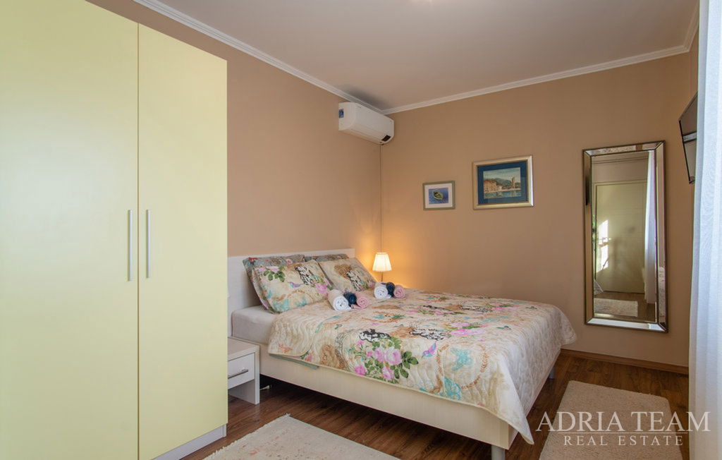 VILA S BAZÉNEM A KRÁSNĚ UPRAVENÝM PROSTORNÝM DVOREM – CASKA, PAG