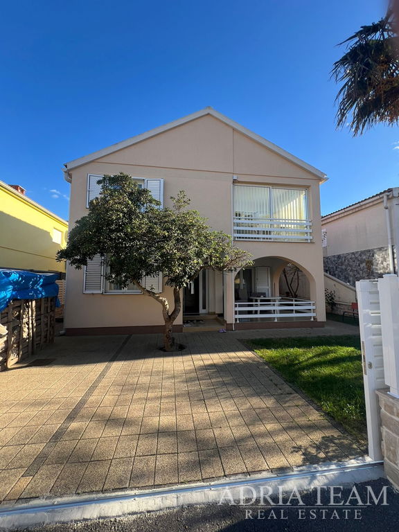 DŮM SE DVĚMA BYTOVÝMI JEDNOTKAMI, 50 m OD MOŘE – VIR, JIŽNÍ STRANA