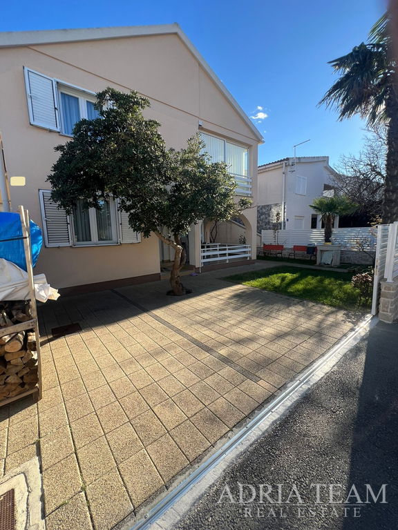 DŮM SE DVĚMA BYTOVÝMI JEDNOTKAMI, 50 m OD MOŘE – VIR, JIŽNÍ STRANA