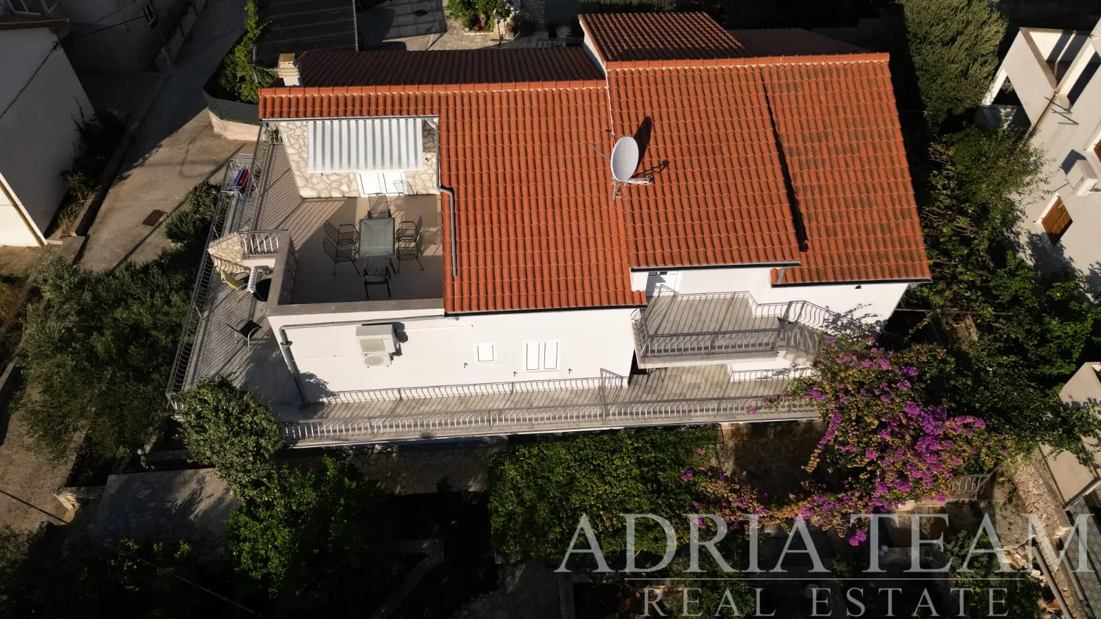SAMOSTATNĚ STOJÍCÍ DŮM SE 7 APARTMÁNY, 100 M OD MOŘE A PLÁŽE – ŠTOMORSKA, ŠOLTA