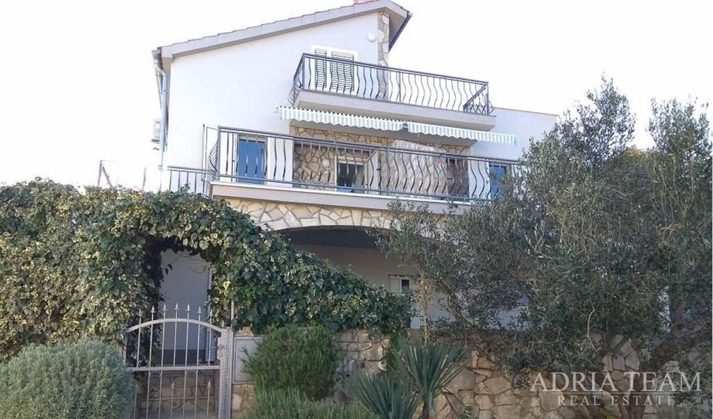 SAMOSTATNĚ STOJÍCÍ DŮM SE 7 APARTMÁNY, 100 M OD MOŘE A PLÁŽE – ŠTOMORSKA, ŠOLTA