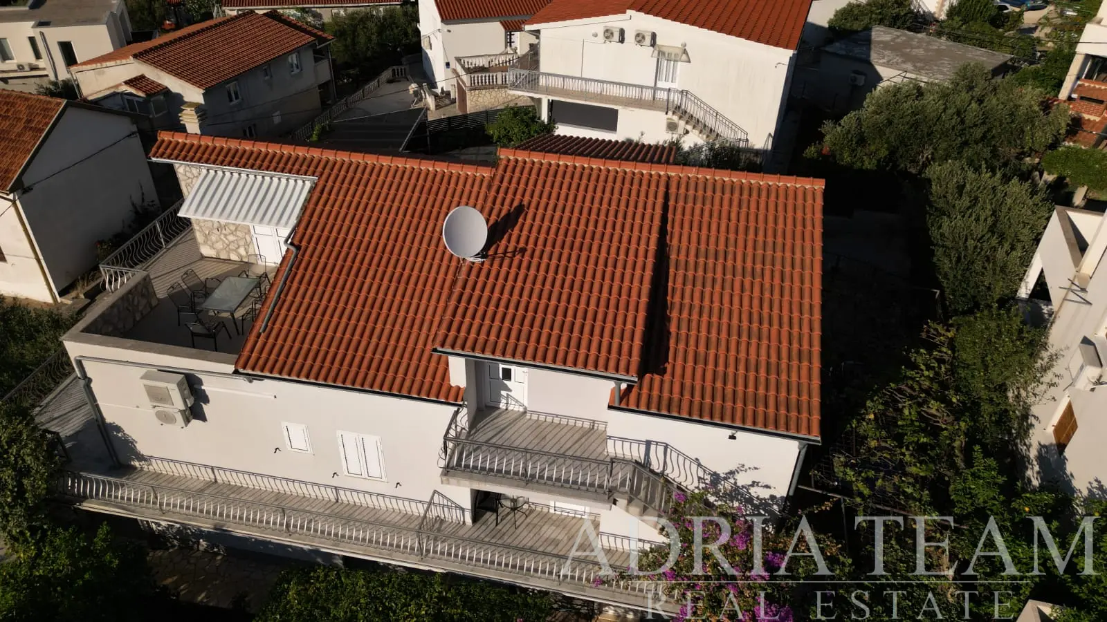 SAMOSTATNĚ STOJÍCÍ DŮM SE 7 APARTMÁNY, 100 M OD MOŘE A PLÁŽE – ŠTOMORSKA, ŠOLTA