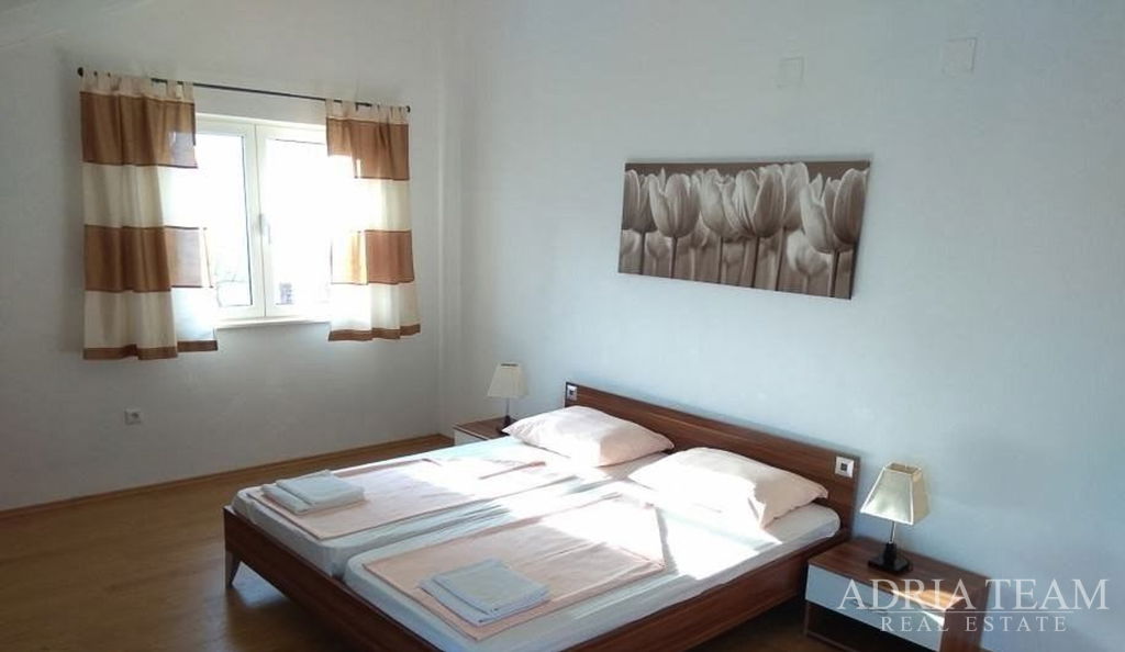 SAMOSTATNĚ STOJÍCÍ DŮM SE 7 APARTMÁNY, 100 M OD MOŘE A PLÁŽE – ŠTOMORSKA, ŠOLTA