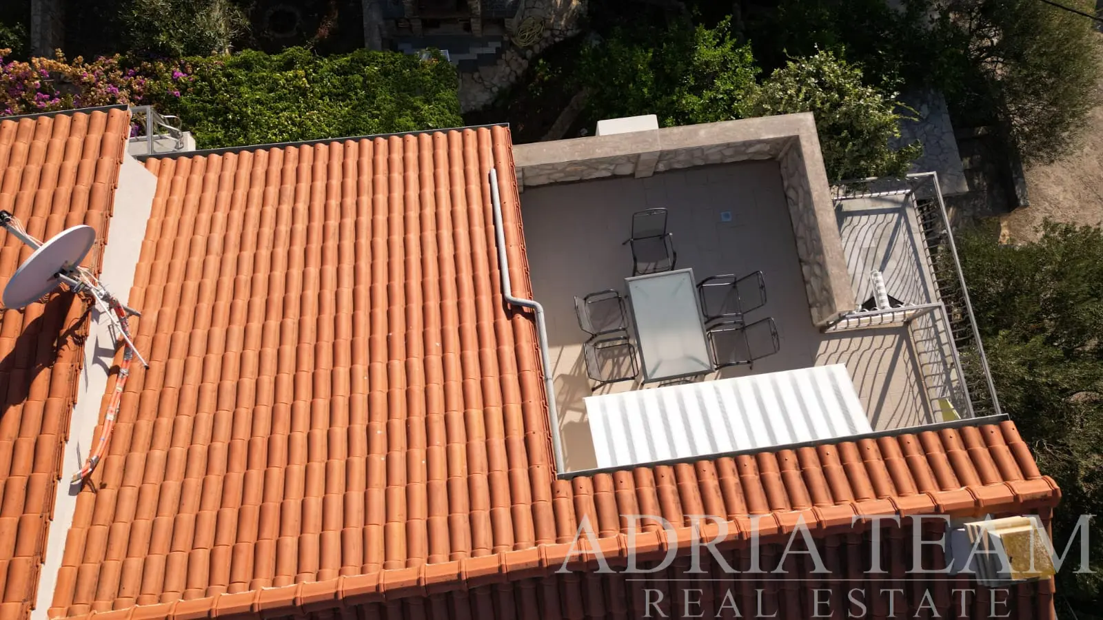 SAMOSTATNĚ STOJÍCÍ DŮM SE 7 APARTMÁNY, 100 M OD MOŘE A PLÁŽE – ŠTOMORSKA, ŠOLTA