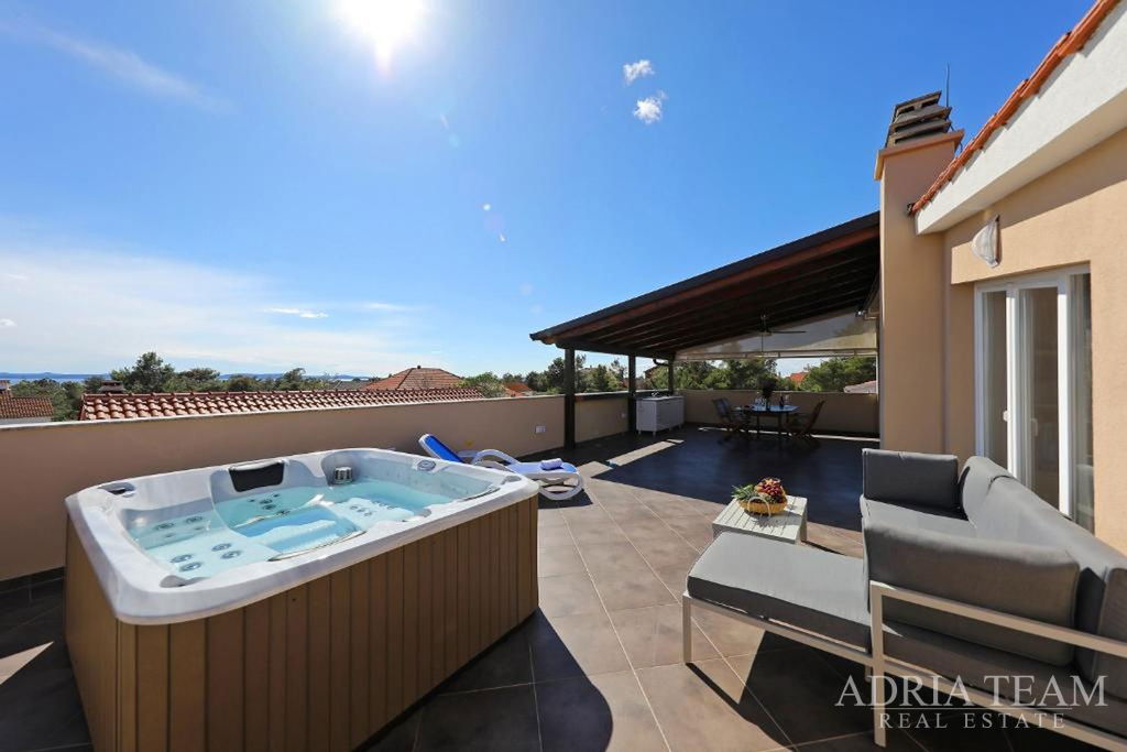 VILA S BAZÉNEM A VÝHLEDEM NA MOŘE - PRIVLAKA, ZADAR