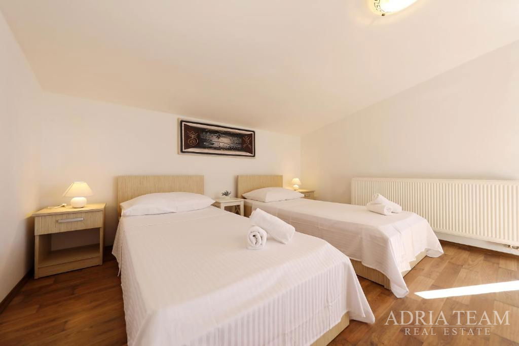 VILA S BAZÉNEM A VÝHLEDEM NA MOŘE - PRIVLAKA, ZADAR