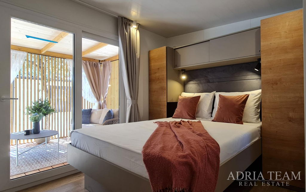 PLNĚ VYBAVENÝ LUXUSNÍ MOBILNÍ DŮM 6+2, POUZE 320m OD MOŘE - BIOGRAD NA MORU