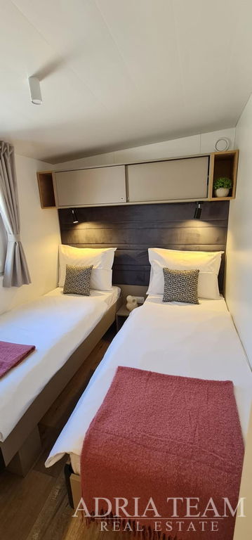 PLNĚ VYBAVENÝ LUXUSNÍ MOBILNÍ DŮM 6+2, POUZE 320m OD MOŘE - BIOGRAD NA MORU