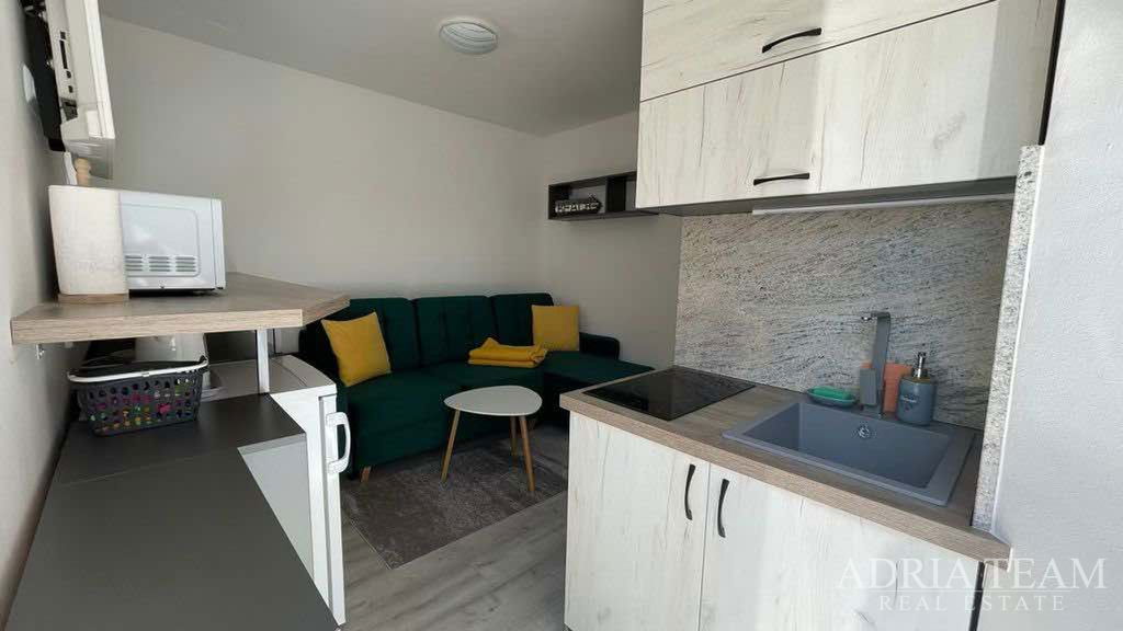 JEDNOPOKOJOVÝ APARTMÁN, 100 m OD MOŘE, VIR – ZADAR