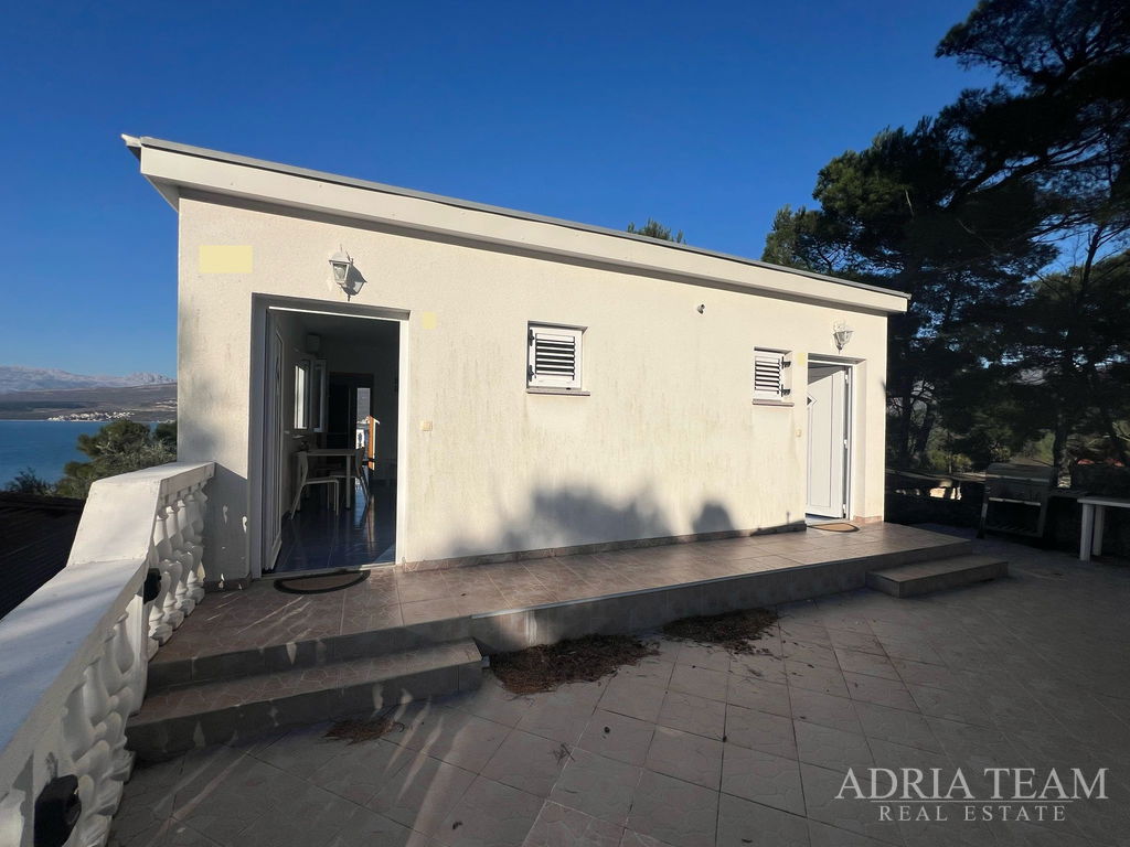 DŮM SE TŘEMI BYTOVÝMI JEDNOTKAMI, VÝHLED NA MOŘE A VELEBIT – DONJI KARIN