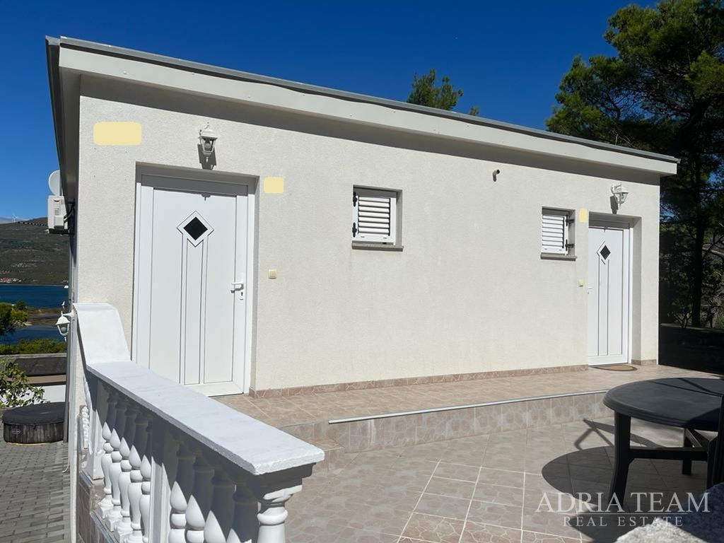 DŮM SE TŘEMI BYTOVÝMI JEDNOTKAMI, VÝHLED NA MOŘE A VELEBIT – DONJI KARIN