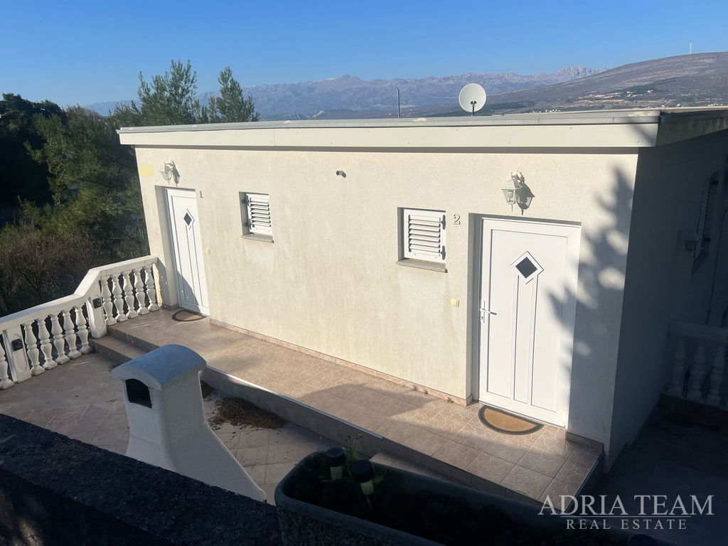 DŮM SE TŘEMI BYTOVÝMI JEDNOTKAMI, VÝHLED NA MOŘE A VELEBIT – DONJI KARIN