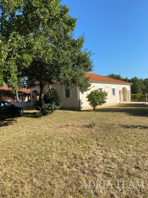 PŘÍZEMNÍ DŮM S VELKÝM POZEMKEM A DVĚMA BYTOVÝMI JEDNOTKAMI – MALI VAREŠKI, MARČANA