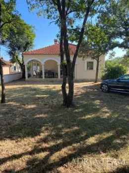 PŘÍZEMNÍ DŮM S VELKÝM POZEMKEM A DVĚMA BYTOVÝMI JEDNOTKAMI – MALI VAREŠKI, MARČANA nemovitost na prodej