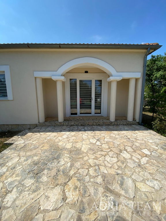 PŘÍZEMNÍ DŮM S VELKÝM POZEMKEM A DVĚMA BYTOVÝMI JEDNOTKAMI – MALI VAREŠKI, MARČANA