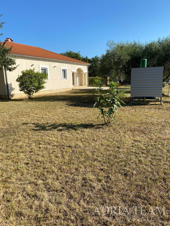 PŘÍZEMNÍ DŮM S VELKÝM POZEMKEM A DVĚMA BYTOVÝMI JEDNOTKAMI – MALI VAREŠKI, MARČANA