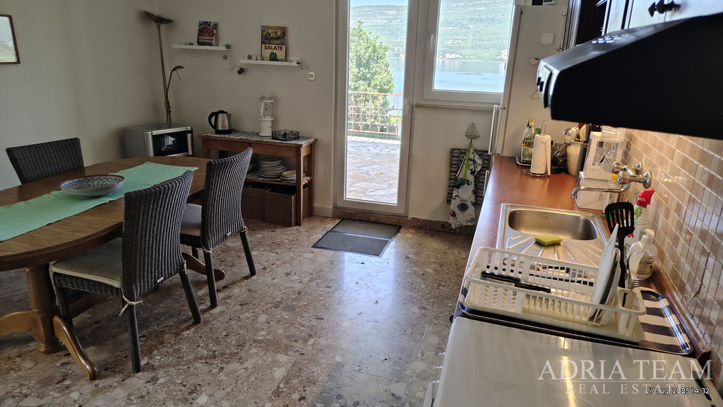 DŮM S KRÁSNÝM OTEVŘENÝM VÝHLEDEM NA MOŘE, ČÁSTEČNĚ ZREKONSTRUOVANÝ – DONJI KARIN