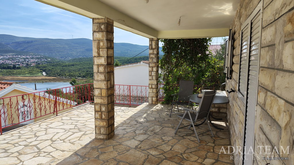 DŮM S KRÁSNÝM OTEVŘENÝM VÝHLEDEM NA MOŘE, ČÁSTEČNĚ ZREKONSTRUOVANÝ – DONJI KARIN