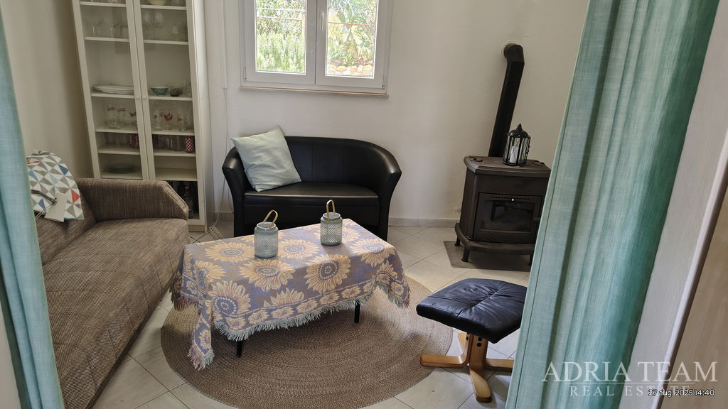 DŮM S KRÁSNÝM OTEVŘENÝM VÝHLEDEM NA MOŘE, ČÁSTEČNĚ ZREKONSTRUOVANÝ – DONJI KARIN