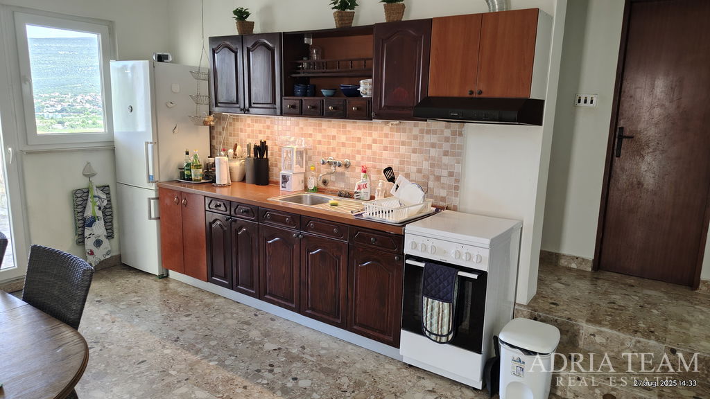 DŮM S KRÁSNÝM OTEVŘENÝM VÝHLEDEM NA MOŘE, ČÁSTEČNĚ ZREKONSTRUOVANÝ – DONJI KARIN