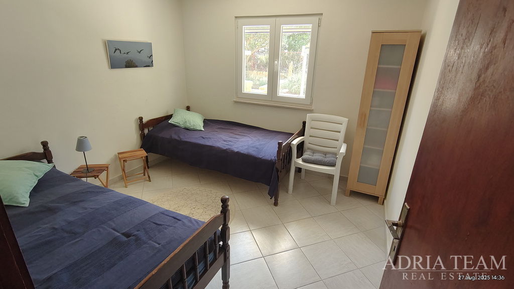 DŮM S KRÁSNÝM OTEVŘENÝM VÝHLEDEM NA MOŘE, ČÁSTEČNĚ ZREKONSTRUOVANÝ – DONJI KARIN