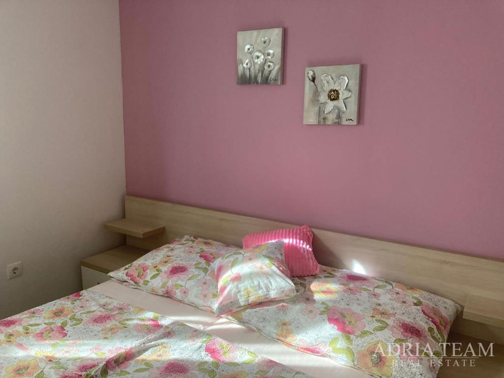 POLOVINA DVOJDOMU SE ZAHRADOU, PRVNÍ ŘADA U MOŘE – PRIVLAKA