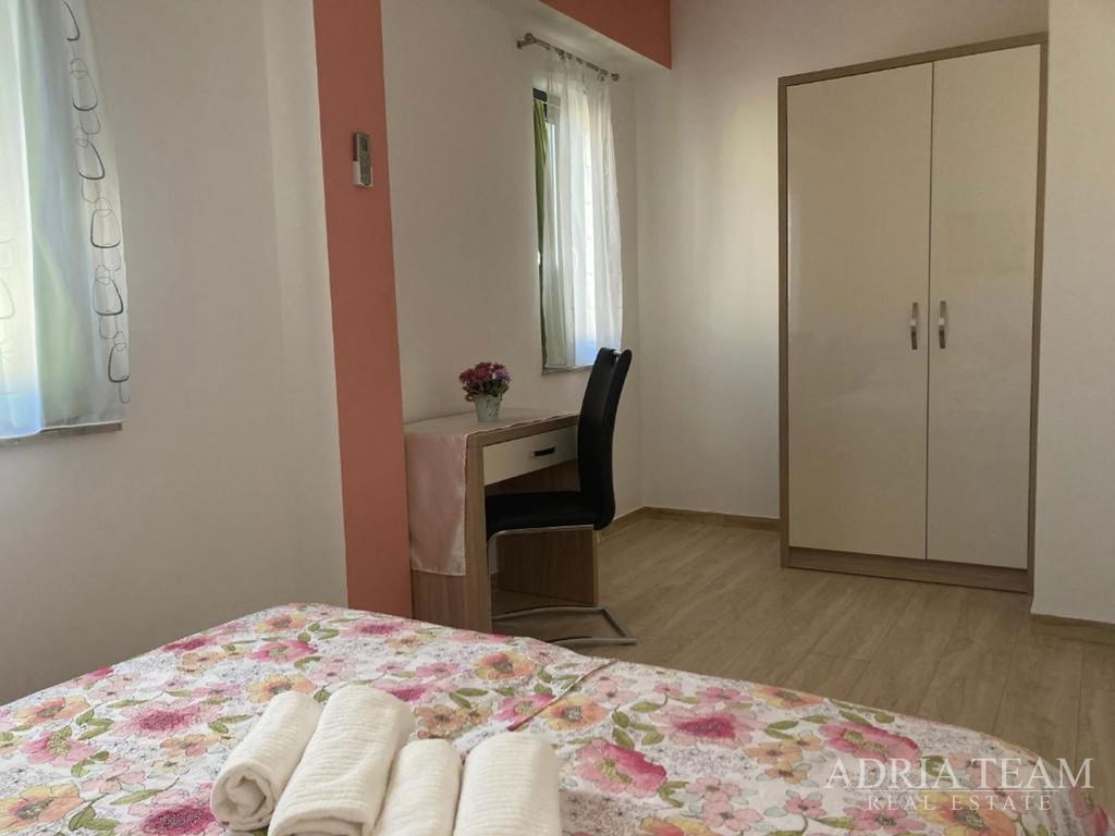 POLOVINA DVOJDOMU SE ZAHRADOU, PRVNÍ ŘADA U MOŘE – PRIVLAKA