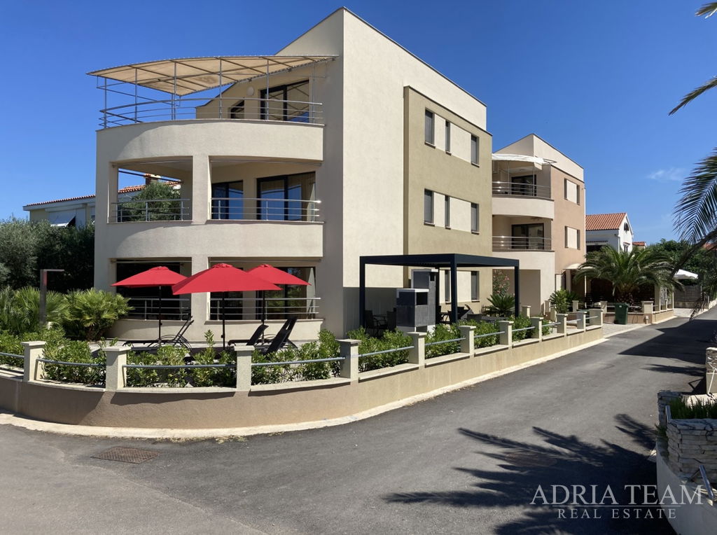 POLOVINA DVOJDOMU SE ZAHRADOU, PRVNÍ ŘADA U MOŘE – PRIVLAKA