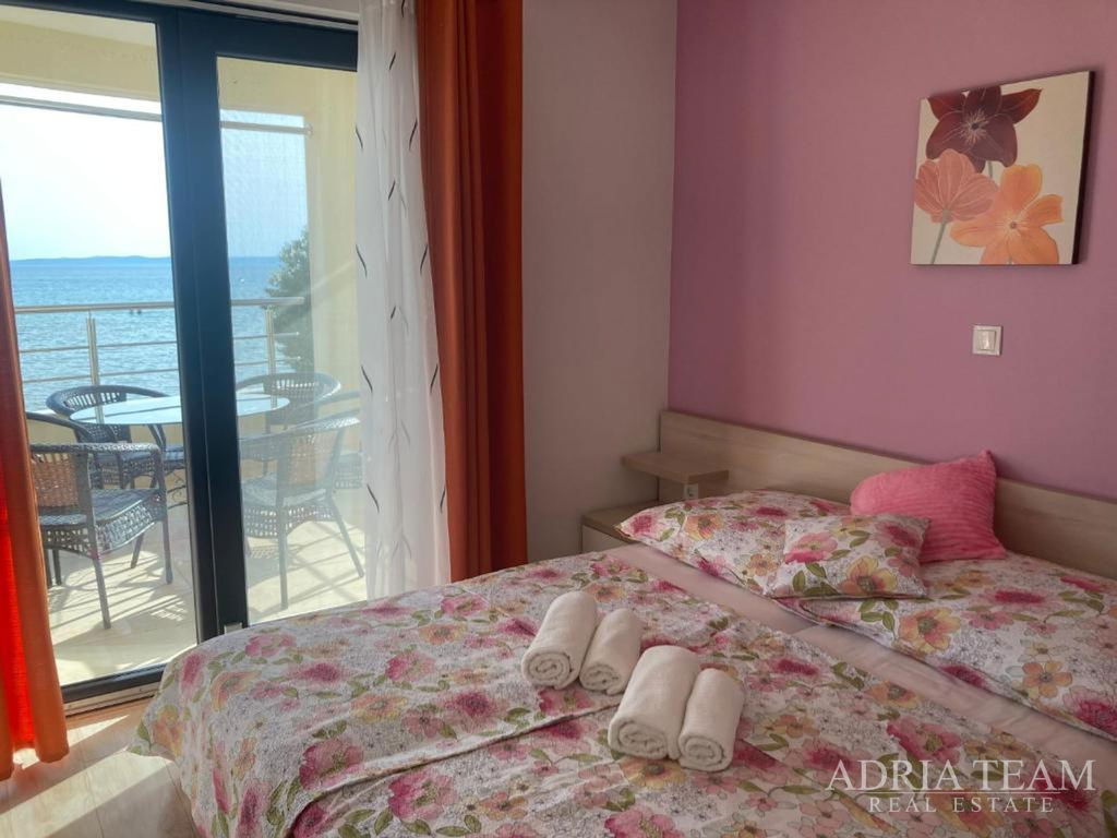 POLOVINA DVOJDOMU SE ZAHRADOU, PRVNÍ ŘADA U MOŘE – PRIVLAKA