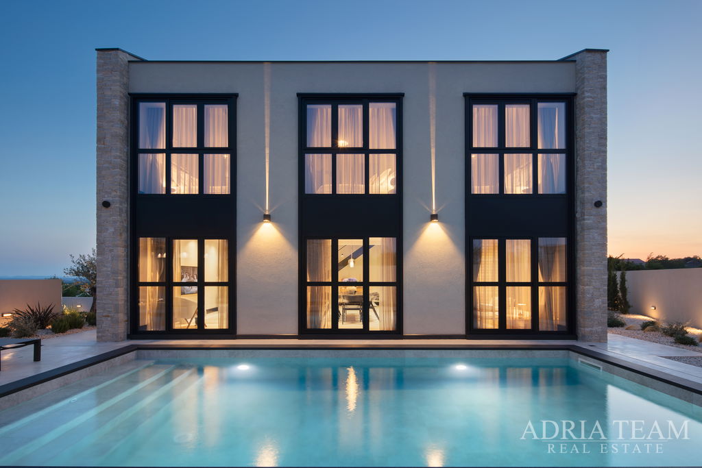 DŮM S LETNÍ KUCHYNÍ A BAZÉNEM, NOVOSTAVBA – VISOČANE